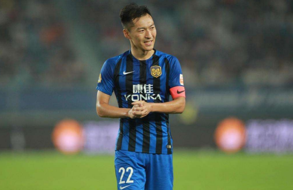 新国足中场不可或缺之人浮现：苏宁队魂接班郑智获赞众望所归