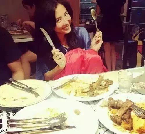 郑佩佩耍大牌视频,郑佩佩谈香港电影