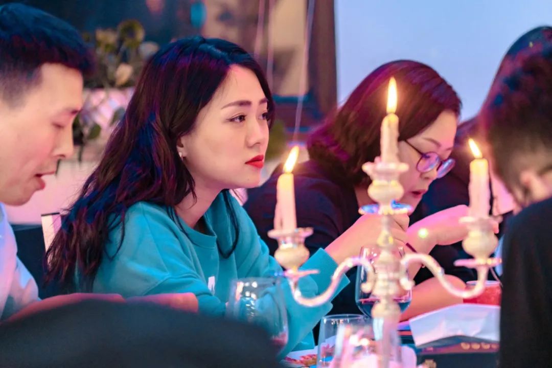 西餐餐桌布置教程,西餐厅吃饭时的餐桌布置