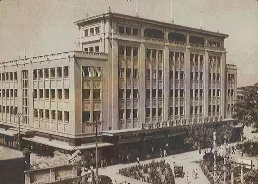 从一个袖套到“百强企业”，这位女企业家凭什么值得员工追随？