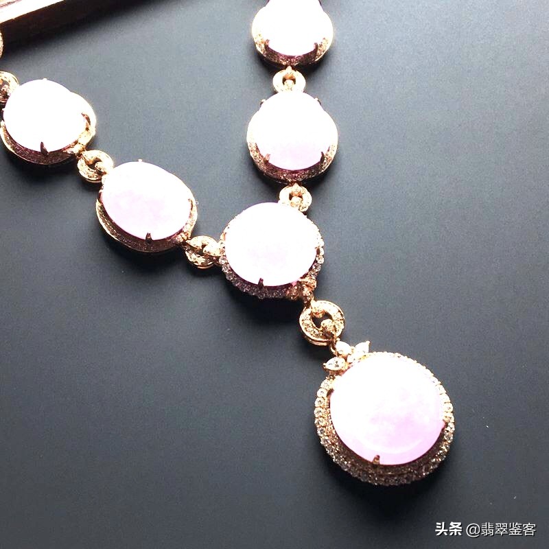 紫色翡翠手镯见光死,颜色特别深的翡翠是假的吗