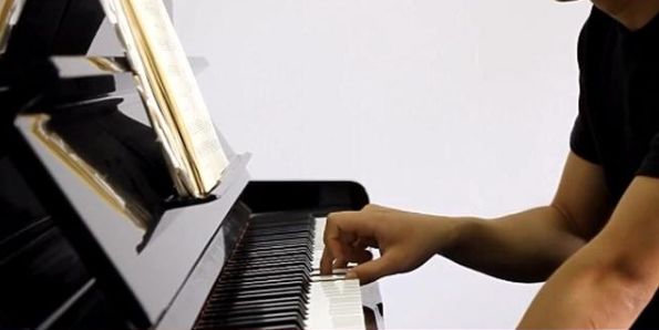 手指比较短练钢琴有影响吗,弹钢琴和手指长短有关系吗