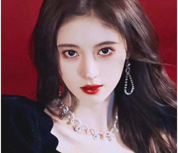 鞠婧祎7300元毛衣是假货？与杨幂撞衫超尴尬！造型师发文道歉