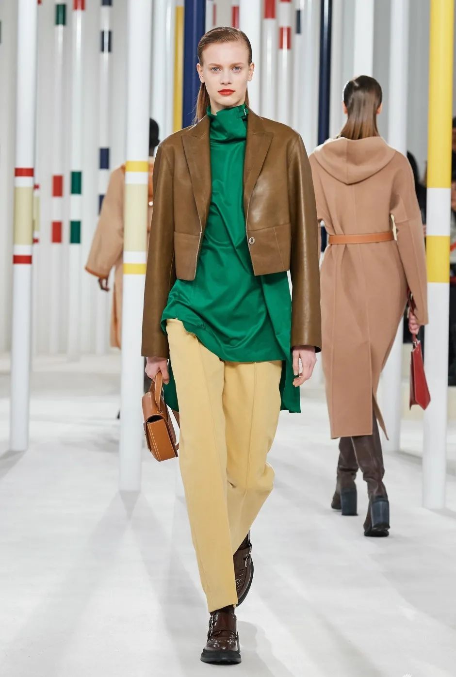 一件皮西装可以有多帅？时髦精们早已给出了答案