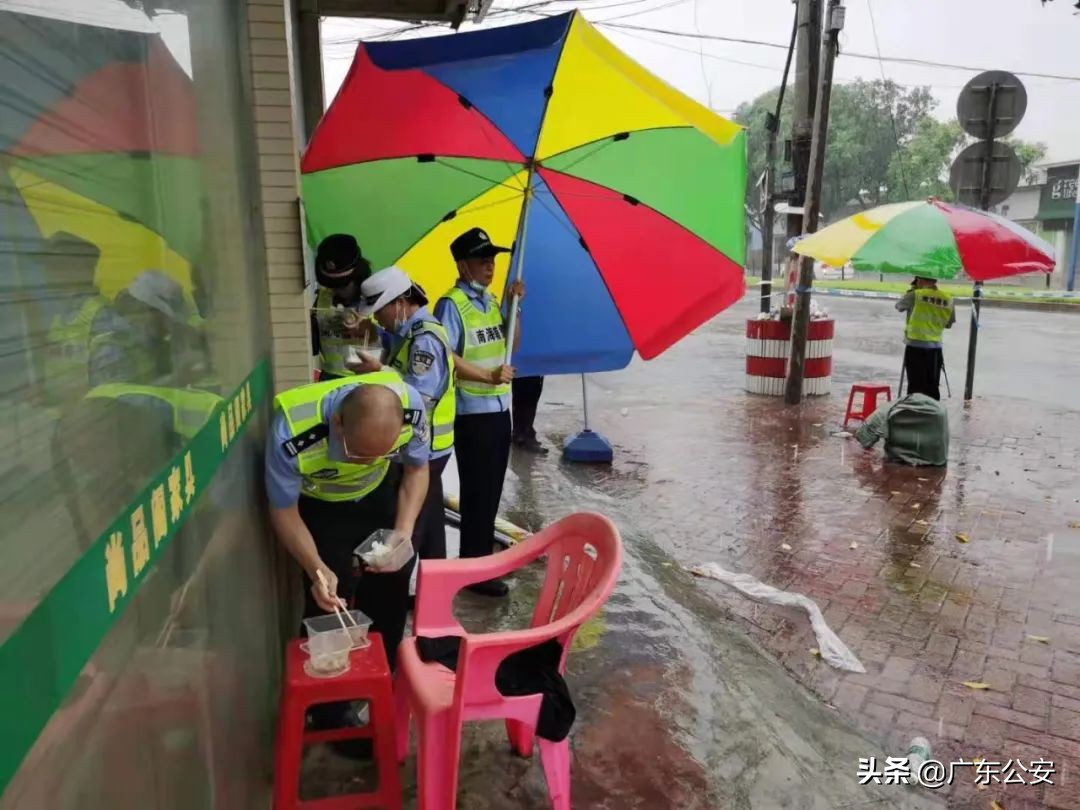 大雪纷飞坚守在抗疫一线的视频,深夜零下七度坚守抗疫一线