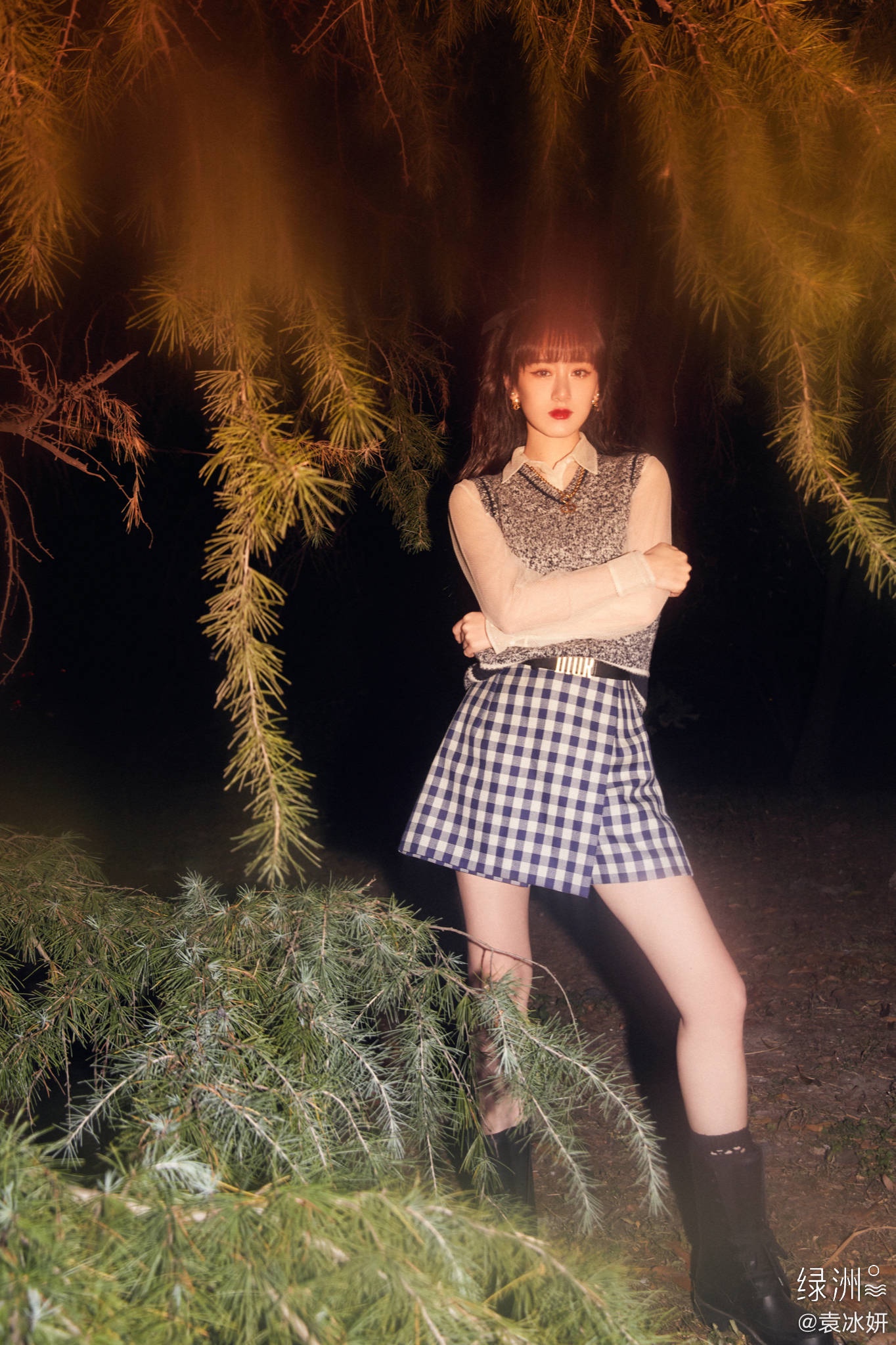 袁冰妍红色一字裙造型图片,袁冰妍粉色吊带中长款花色旗袍裙