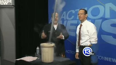 为什么冬天舔铁舌头会粘住,冬天舔铁栏杆为什么粘舌头