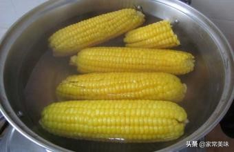 煮玉米怎样才能凉了不干瘪,路边摊的玉米怎么做好吃
