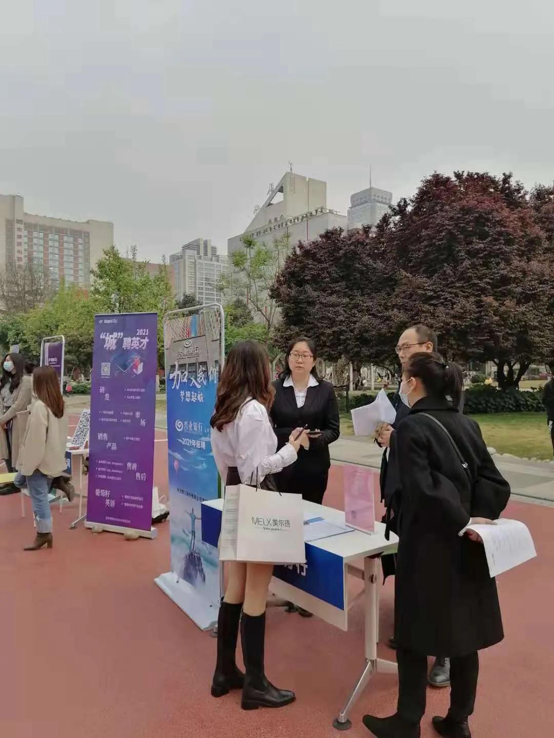 直播送岗促就业创新模式引人才市区联动高新区“人才集市”首秀迎来开门红