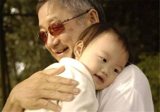 独自带娃如何教育好她们,年轻人带娃的教育方式是什么