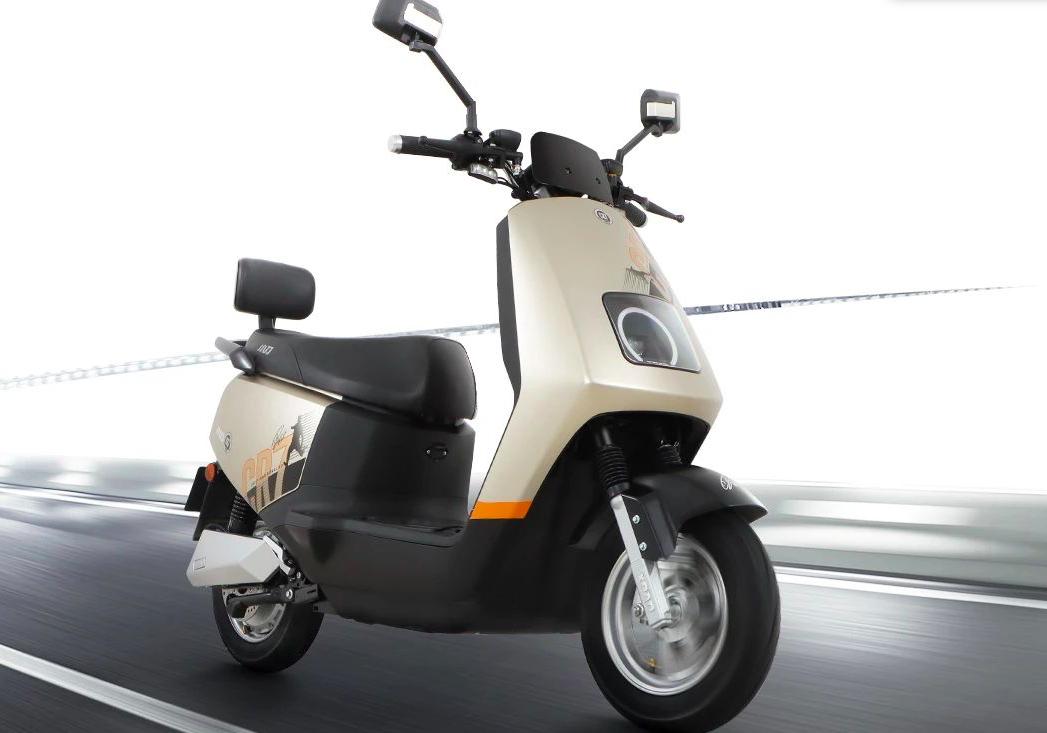 新国标雅迪和小刀哪个划算,小刀和雅迪同等价位哪个性能最好