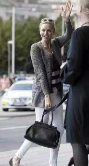 范冰冰最近出席活动照片一身西装,范冰冰一袭绿裙现身机场