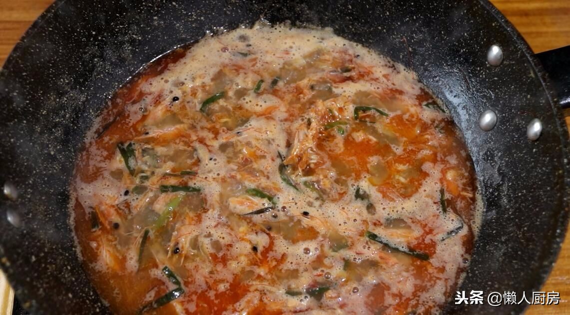 剥完虾仁，壳儿不要扔，这样简单一做，比浓汤宝还鲜，简单又好学