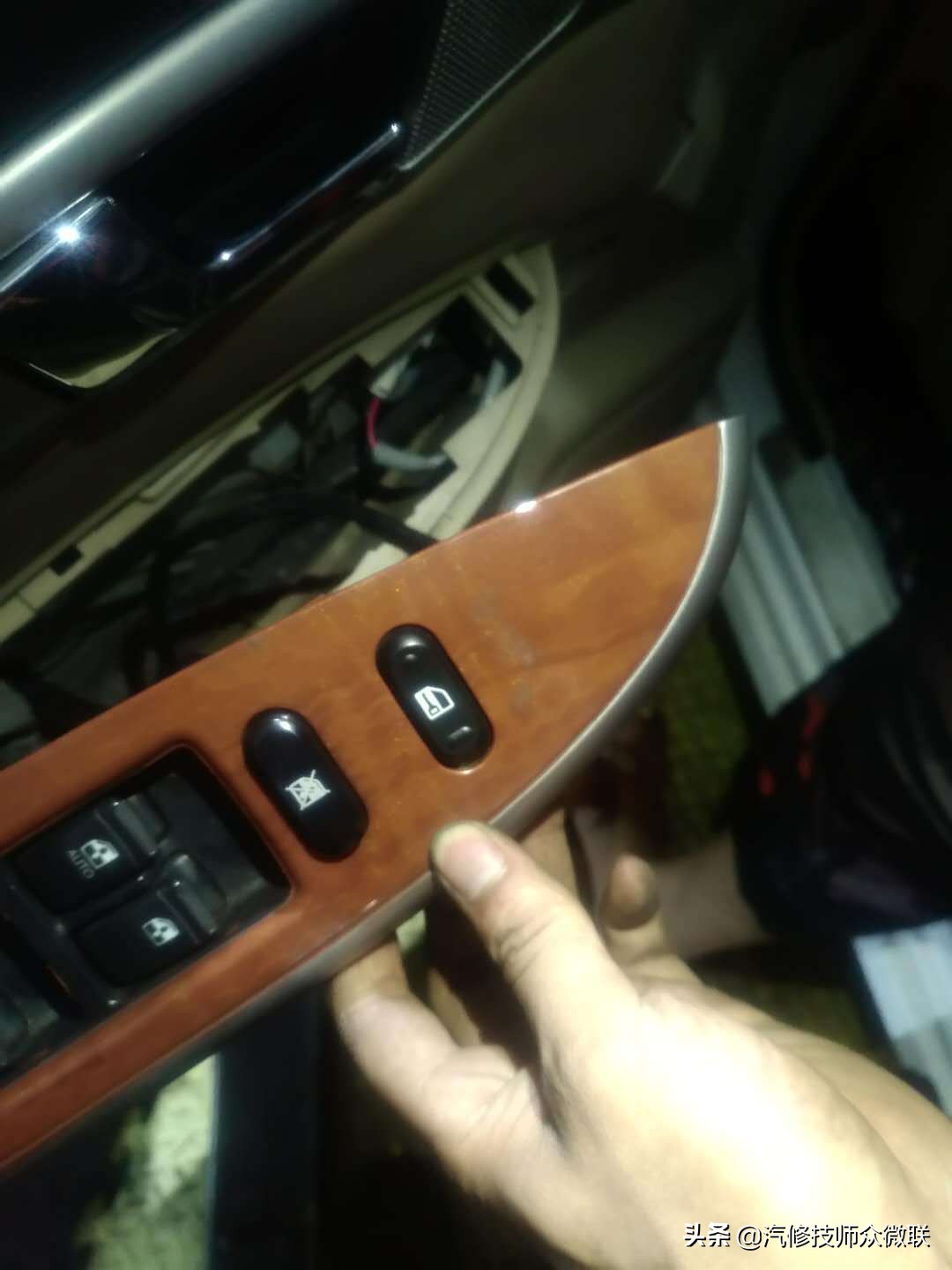 凯越中控门锁控制器在哪里换,别克凯越门锁机械锁不上