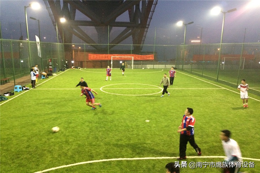 五人制足球场人造草坪铺设多少钱,笼式足球场人造草坪一般多少钱