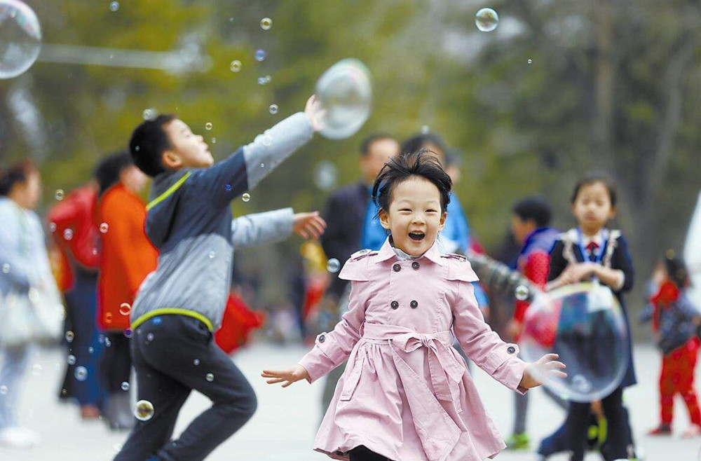 宝宝怕生是大人的问题吗,六个月孩子怕生胆小解决办法