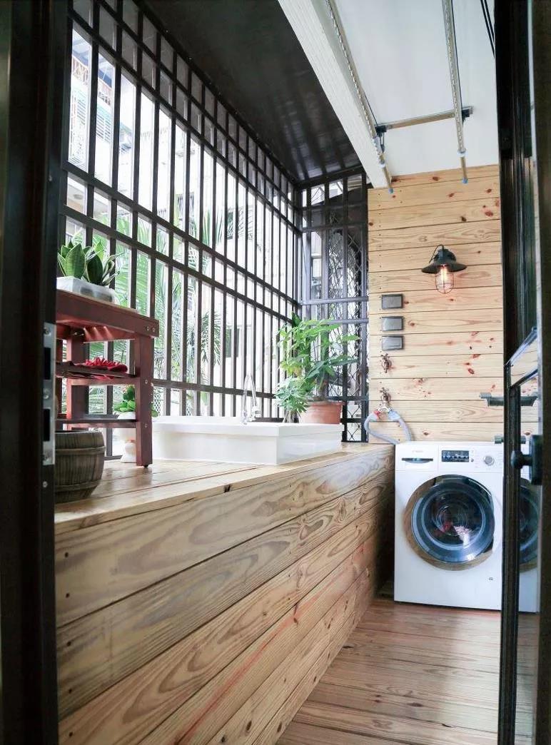 阳台贴什么样的瓷砖好看,没想到瓷砖上面铺地板也这么好看