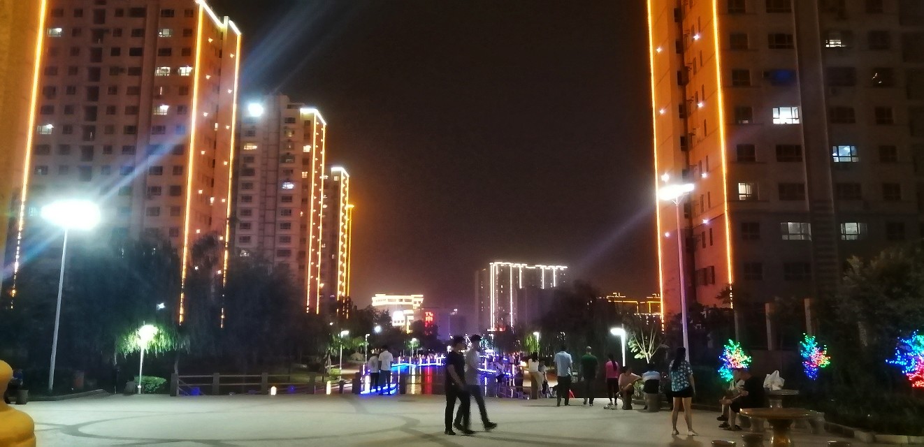 和田“夜生活”，“我的虾享餐厅”食美店雅，俊男靓女慕名而来