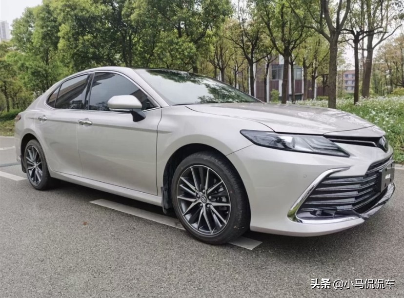 28岁了喜提新车凯美瑞,凯美瑞2.5g豪华版与迈腾330豪华