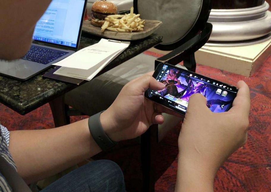 老公一进家门只会玩手机？宝妈试试4种方法，让他心甘情愿动起来