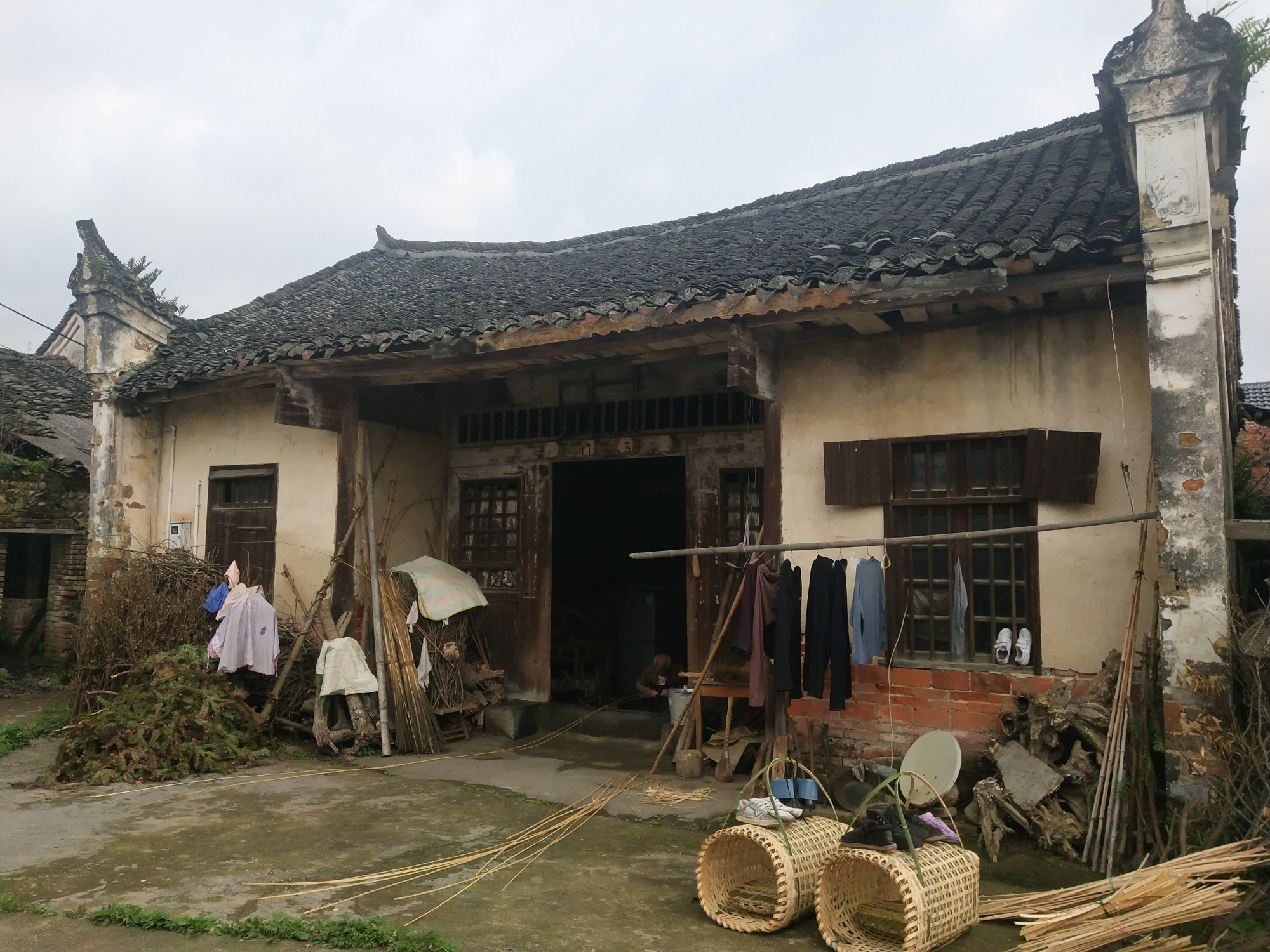 红军战士受伤被人救回家,红军负伤被农民所救