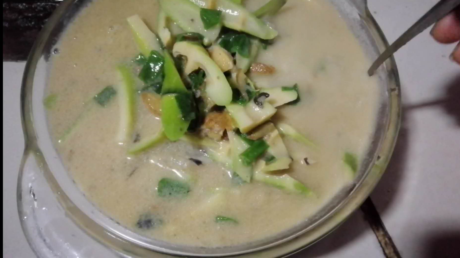 农村老爸用蚯蚓钓了一堆黄颡鱼,看他如何快速去除昂刺鱼土腥味?