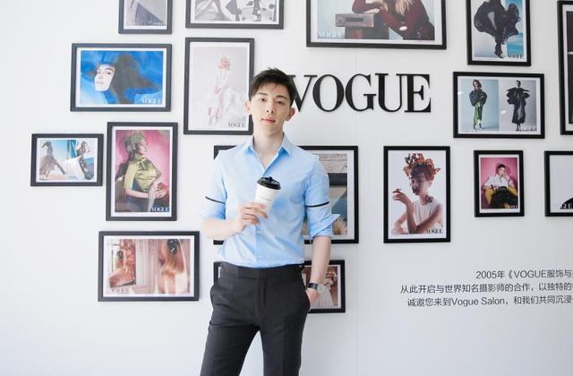 邓伦一件蓝色衬衫搭配西裤，再配上三七分发型，总裁范十足！