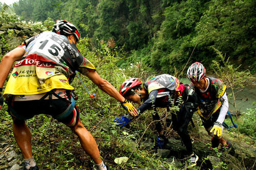 为何避孕套，卫生巾成为野外必需品？驴友：它的用途很多种