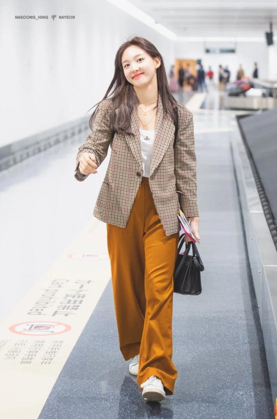 twice正规三辑单封是林娜琏吗 (twice nayeon 林娜琏街头唯美拍摄)