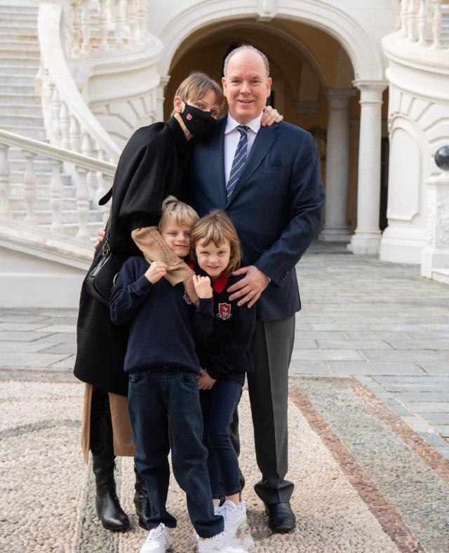 夏琳王妃与家人团聚,黑色风衣内搭毛衫很优雅,高冷气质也变温柔