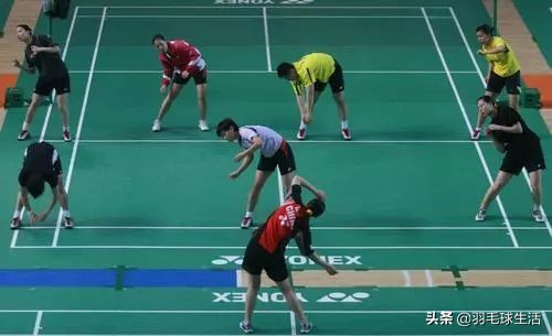 羽毛球赛前热身四点,打羽毛球前的热身动作