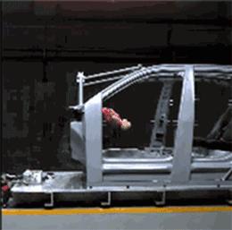 “熊爸爸”又来了！高清监控显示，正驾驶位与副驾驶位都叠着一大一小两个人头？！