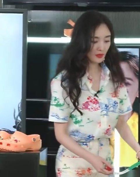 杨幂测量脚踝,17