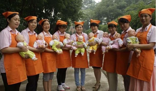 女儿3岁还不会走路，宝妈带娃去医院检查，医生低声提醒：快报警