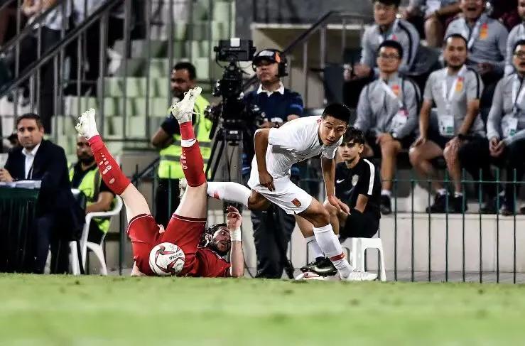 国足耻辱夜最大罪人，“恒大花臂哥”微博已被攻陷，周琦无辜躺枪