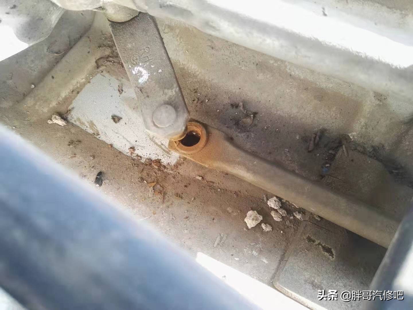 车灯发黄家用方法,大灯漏水发黄怎么补