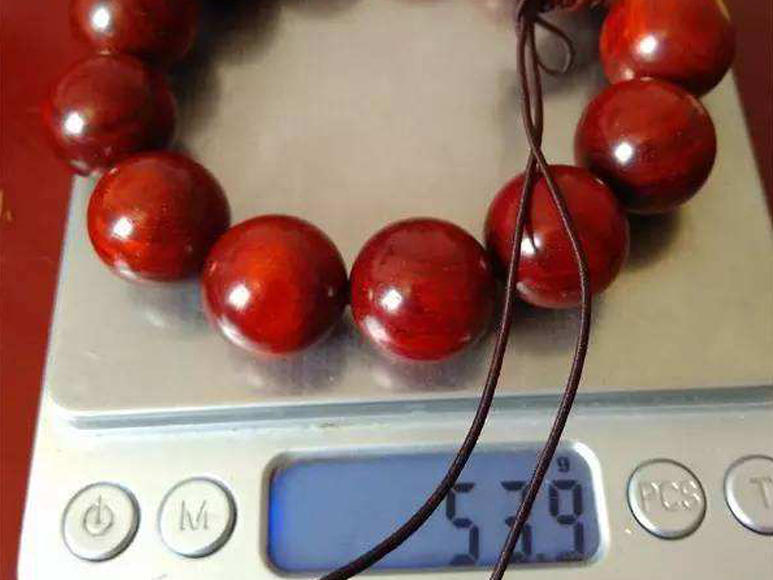 小叶紫檀油性最好的部分,小叶紫檀上有坑