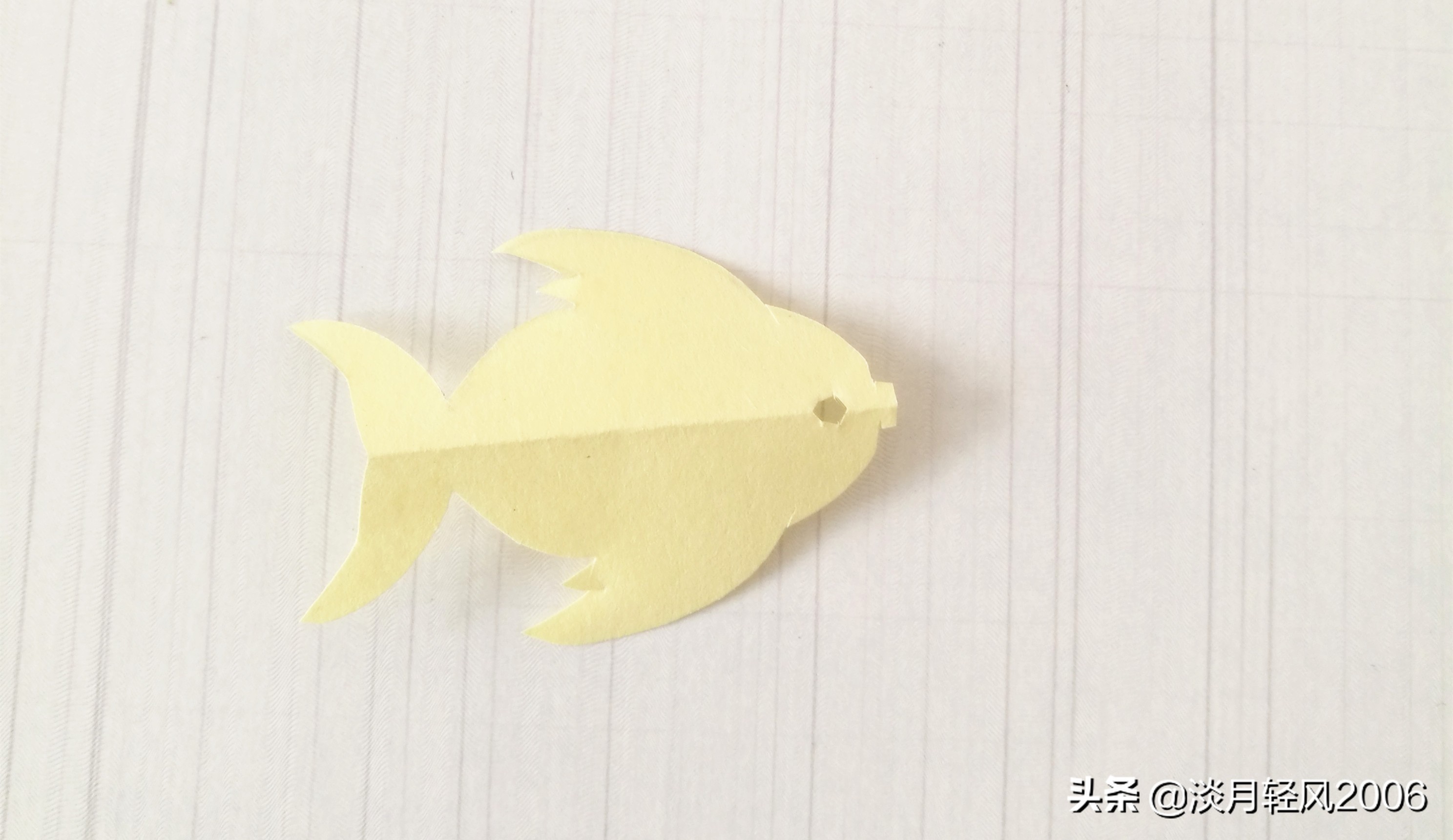 用彩纸制作出一只可爱的小鱼,橡皮泥做的小鱼放彩纸上怎么做