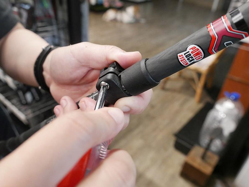 登山杖的正确修理方法,伸缩登山杖怎么修复