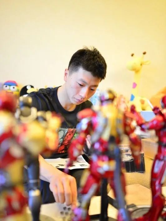 为拿不到偶像签名照而苦恼？看鹿晗、王一博上演教科书式的追星