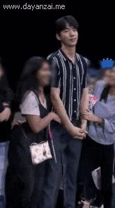 易烊千玺王俊凯摸手,易烊千玺摸王俊凯的头