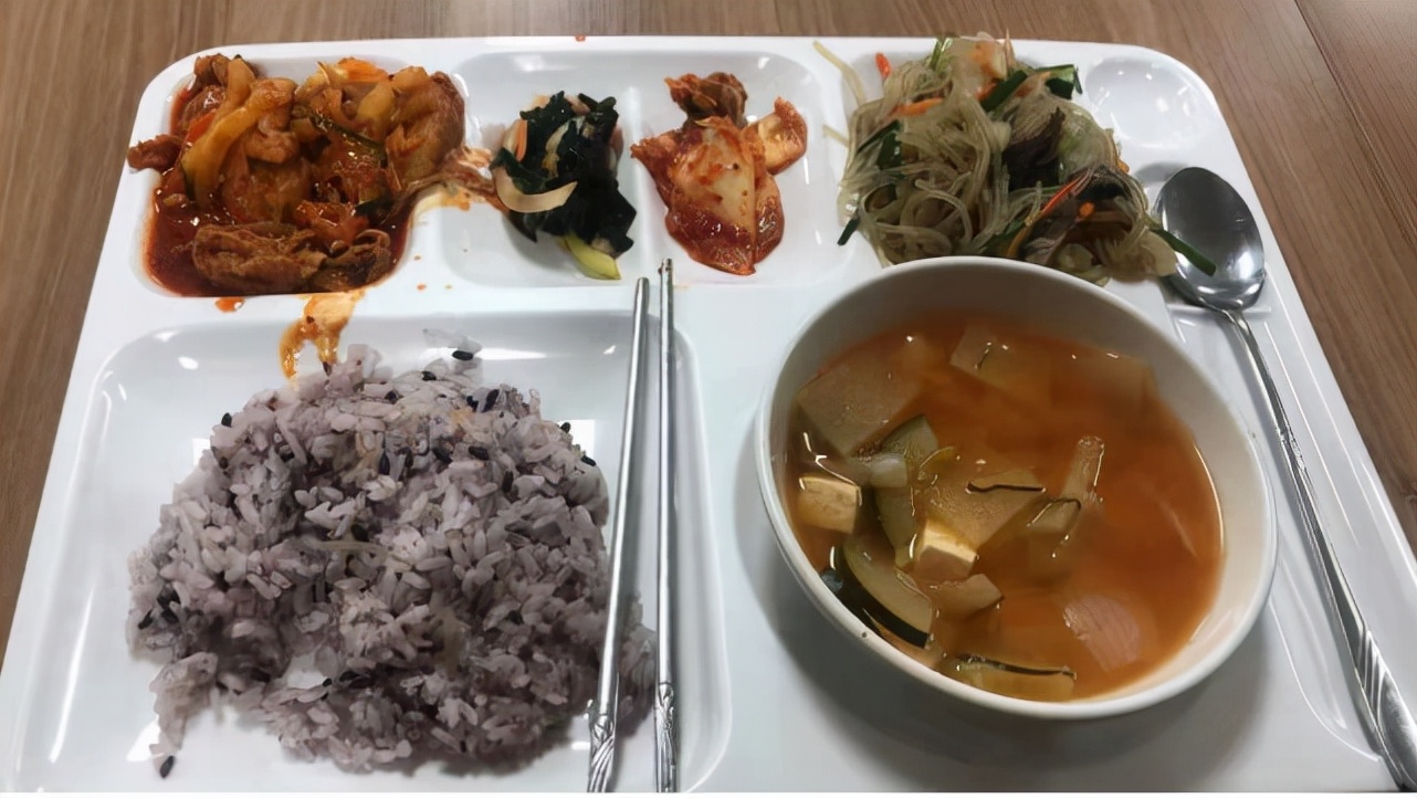 韩国大学食堂的伙食,韩国留学生在中国食堂吃中国美食