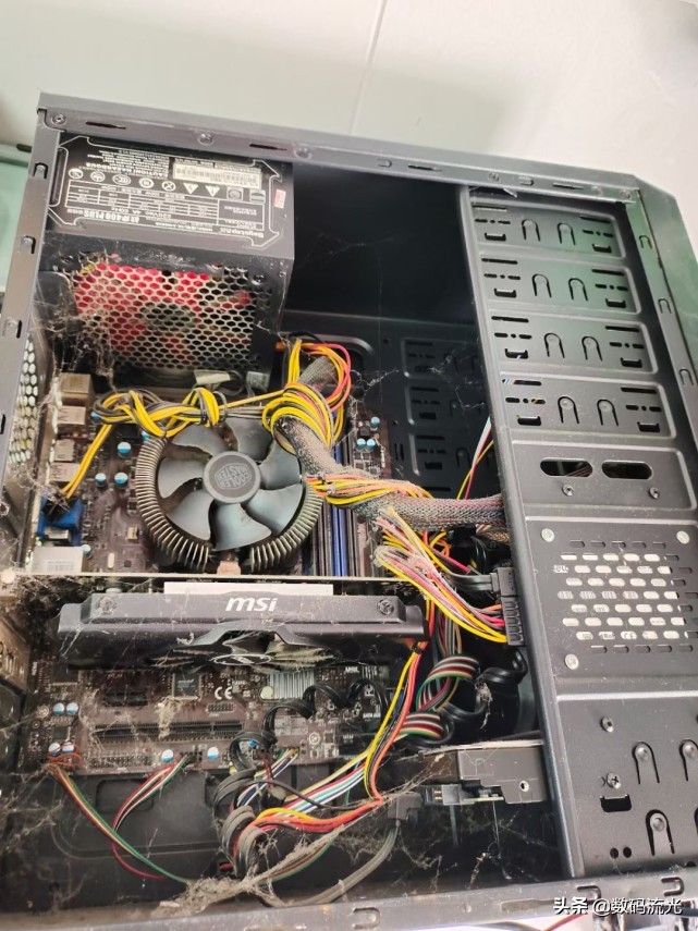 电脑运行中发出异响死机,电脑开机有滋滋的异响