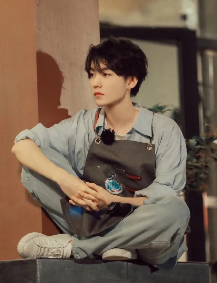 王俊凯为啥长得小,王俊凯最新采访照片