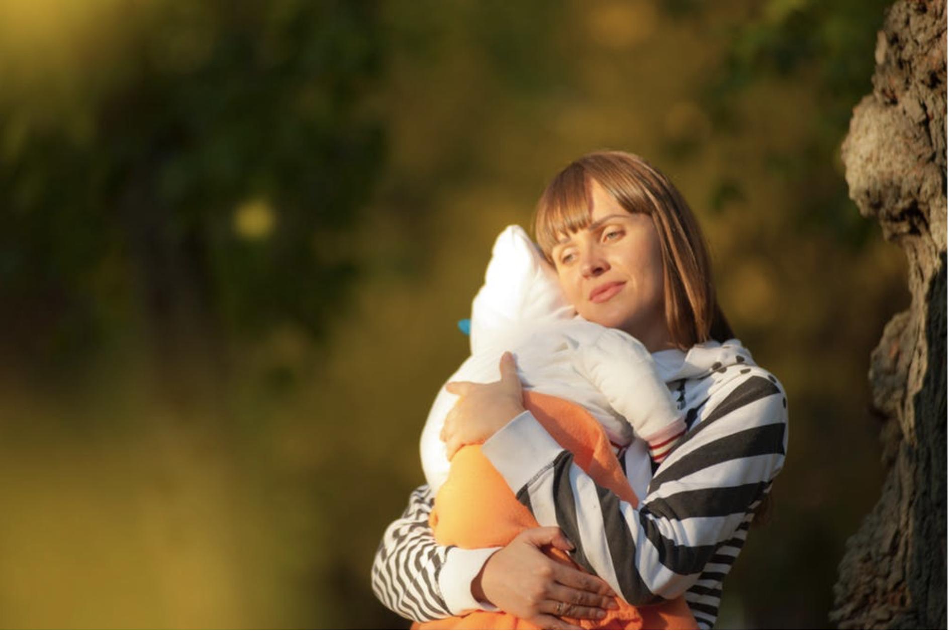 宝妈溢奶的原因及解决办法,宝妈涨奶会自动流出吗