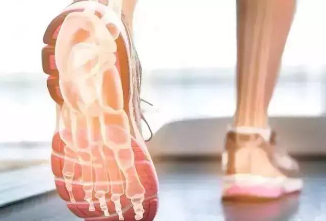 跑步导致脚底板疼,跑步脚底板疼怎么康复