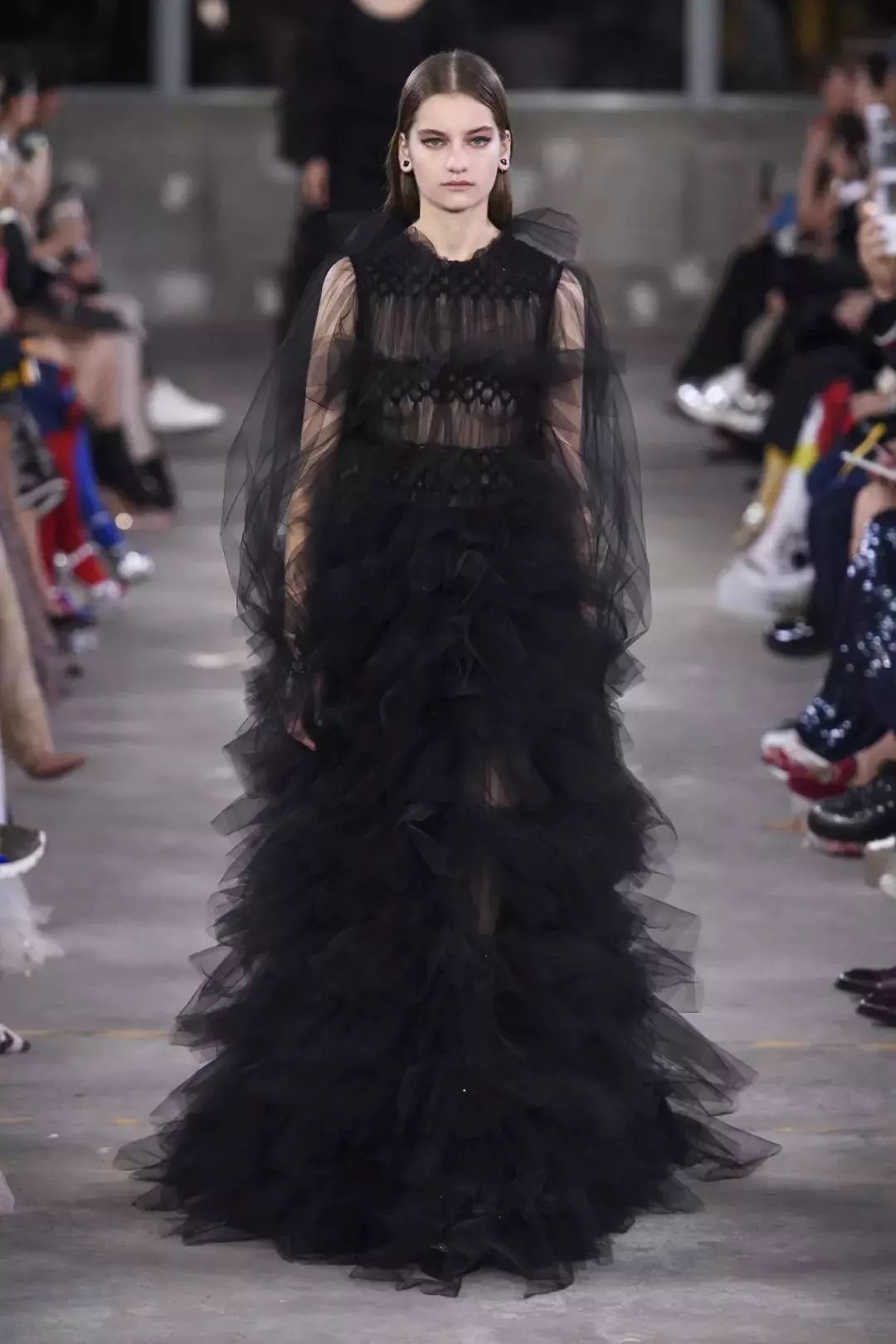 “Valentino红”降临东京，冠希哥说最近的生活“888”