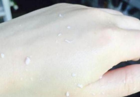 同样的粉底液，为什么你用了就搓泥？遇到搓泥试试这几招