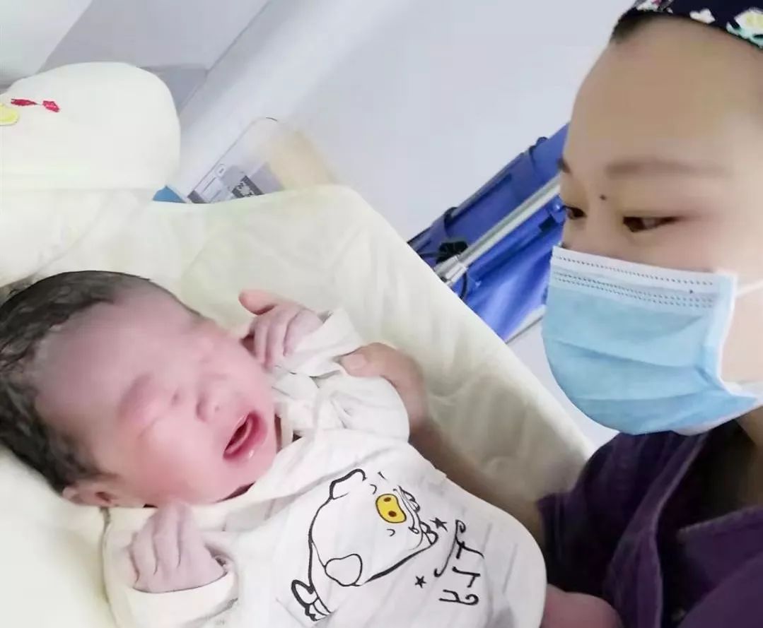 喜中“幸孕19·0元生娃”的麻麻们，组团来九龙妇产兑奖啦