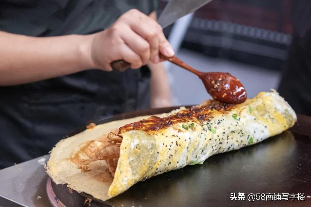 大爷摆地摊卖煎饼的逆袭之路,摆摊卖煎饼真实收入